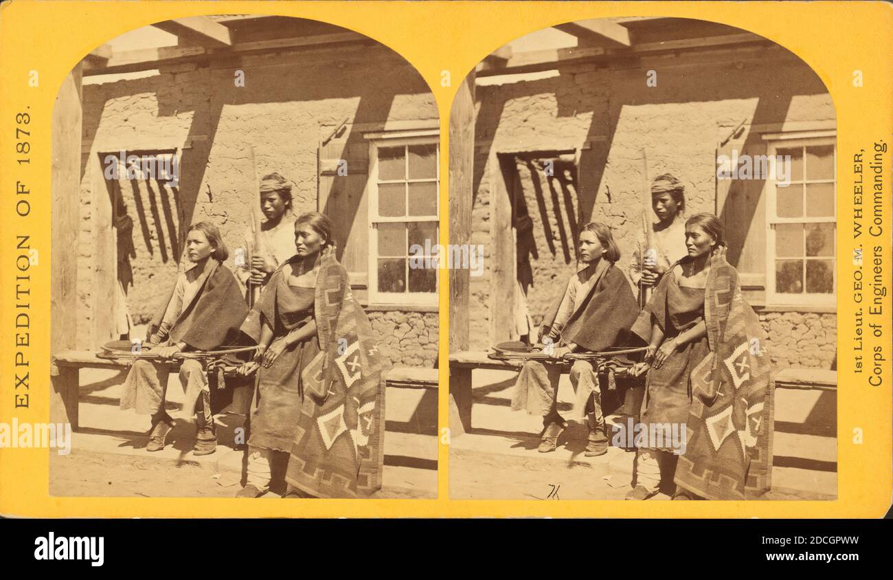 Navajo Jungen und Squaw, vor den Quartieren in der alten Fort Defiance, N.M., jetzt besetzt durch Truppen., Geographische Untersuchungen westlich des 100. Meridians (USA), O'Sullivan, Timothy H. (1840-1882), 1873, USA Stockfoto