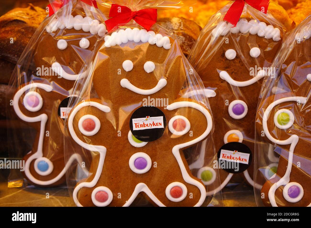 Deutsche Lebkuchenmänner in einer Bäckerei. Sie sind bei Kindern beliebt und werden traditionell zu Weihnachten, zum Nikolastag oder zum Martinsfest gebacken. Stockfoto