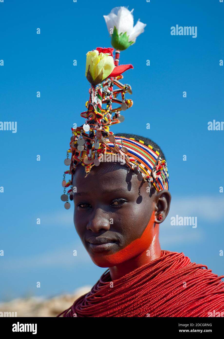 Porträt einer jungen Samburu-Stammesfrau mit Perlenkopfbedeckung, Samburu County, Maralal, Kenia Stockfoto