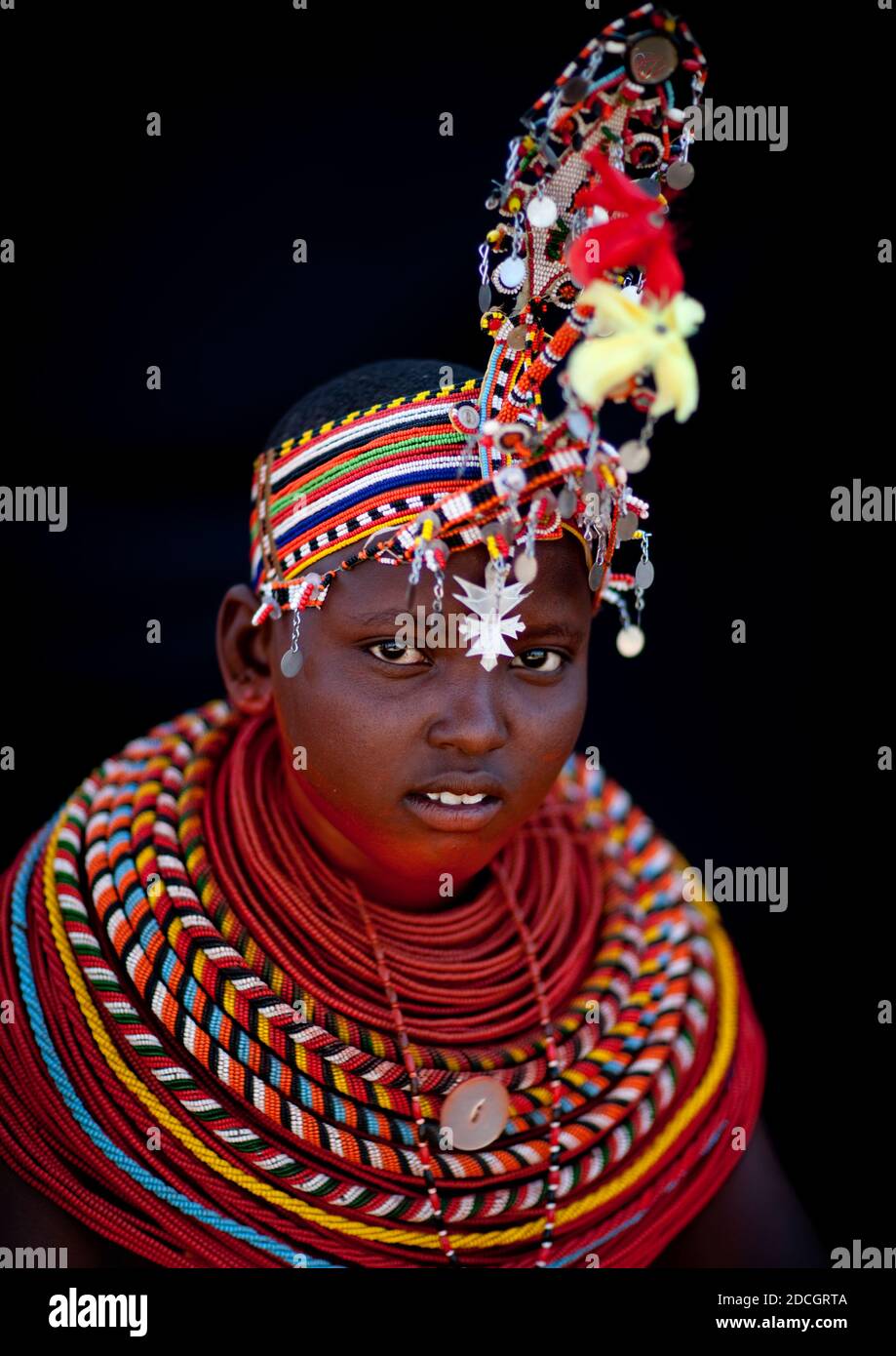 Porträt einer jungen Samburu-Stammesfrau mit Perlenketten, Samburu County, Maralal, Kenia Stockfoto