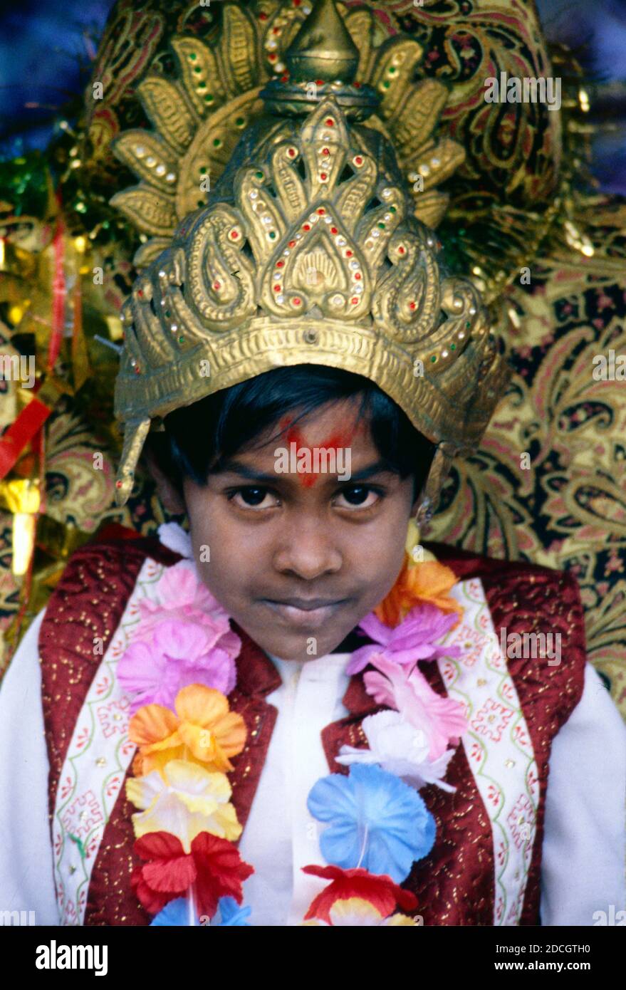 Porträt eines jungen Indianers oder eines hinduistischen Jungen, gekleidet als Prinz und drapiert mit Blumengirlanden für Diwali, oder das indische Lichterfest in Réunion Island Frankreich Stockfoto