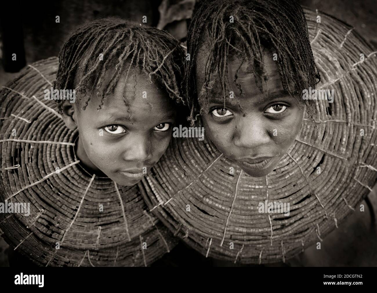 Portrait von Pokot Stammmädchen mit riesigen Halsketten, Baringo County, Baringo, Kenia Stockfoto