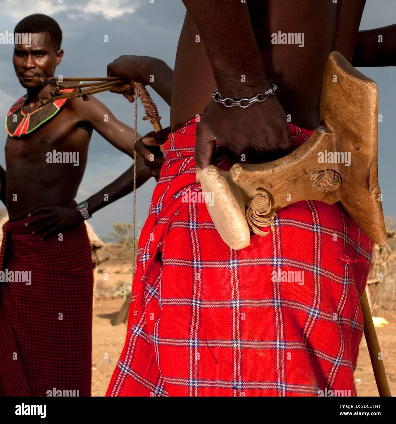Pokot Stammesmänner mit einer hölzernen Kopfstütze, Baringo County, Baringo, Kenia Stockfoto