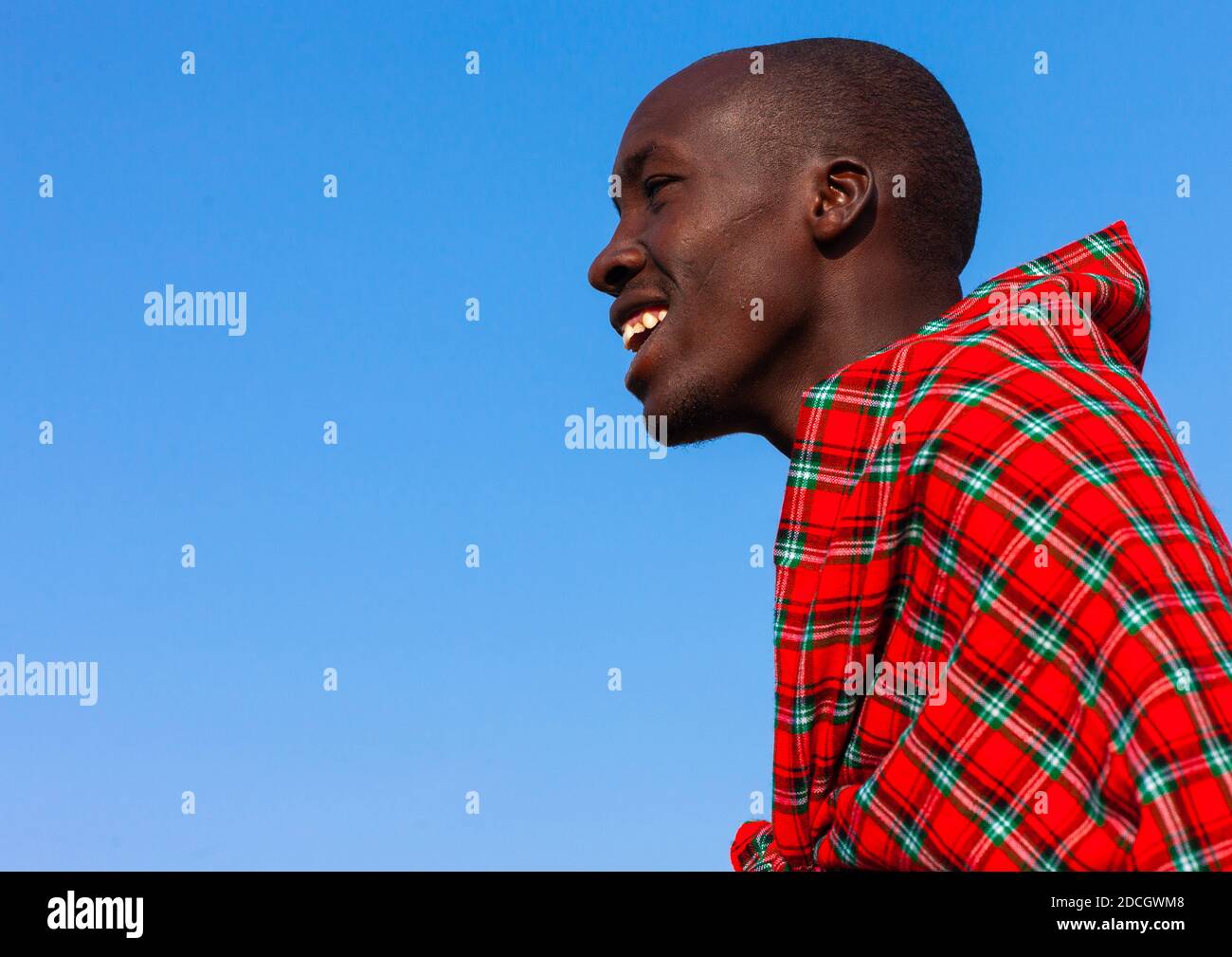 Seitenansicht eines Maasai-Mannes, Rift Valley Province, Maasai Mara, Kenia Stockfoto