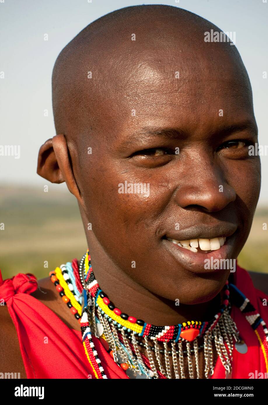 Lächelnder Maasai-Mann mit großem Ohrläppchen, Rift Valley Province, Maasai Mara, Kenia Stockfoto