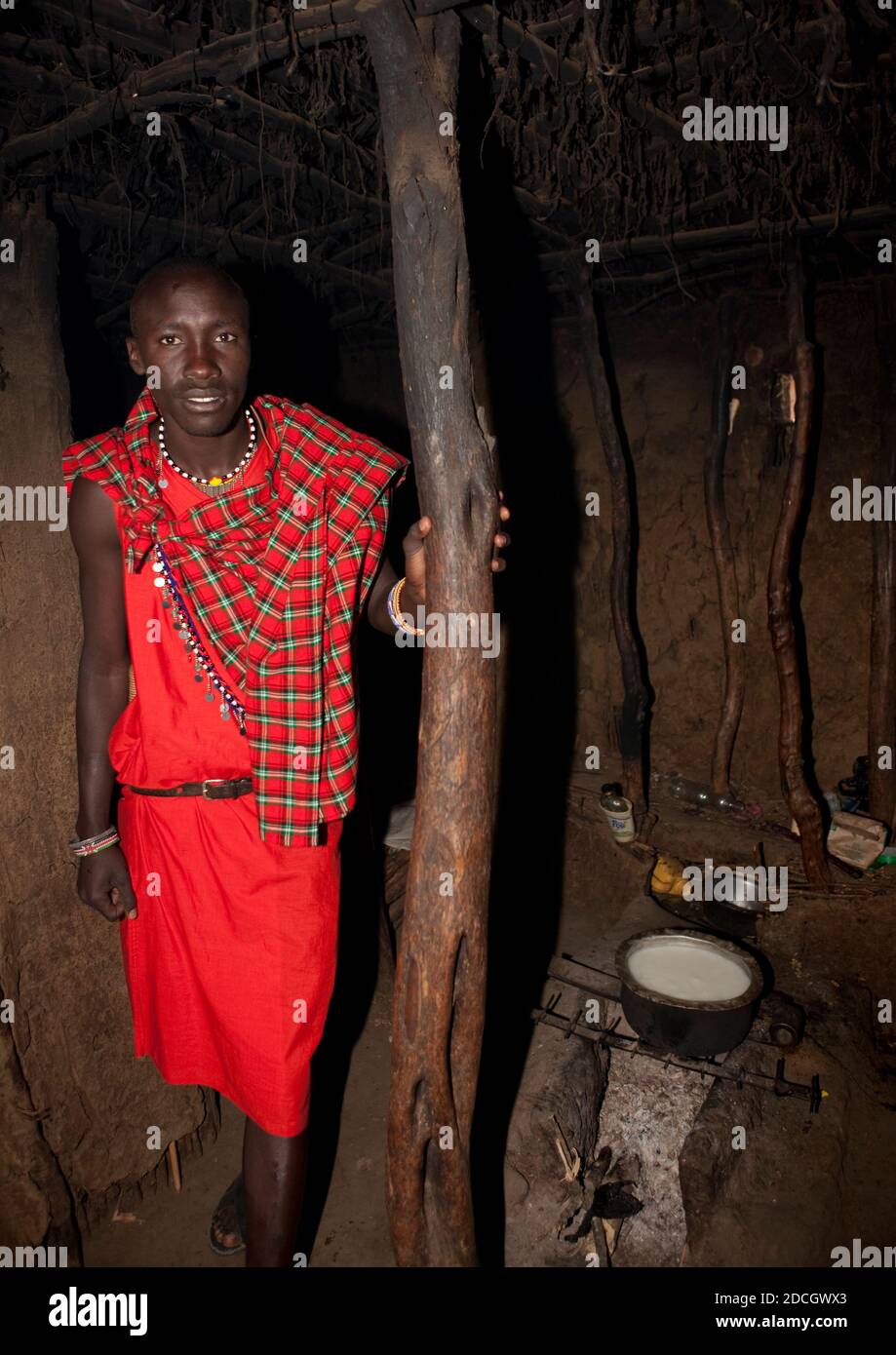 Maasai Mann in seinem Haus, Rift Valley Province, Maasai Mara, Kenia Stockfoto