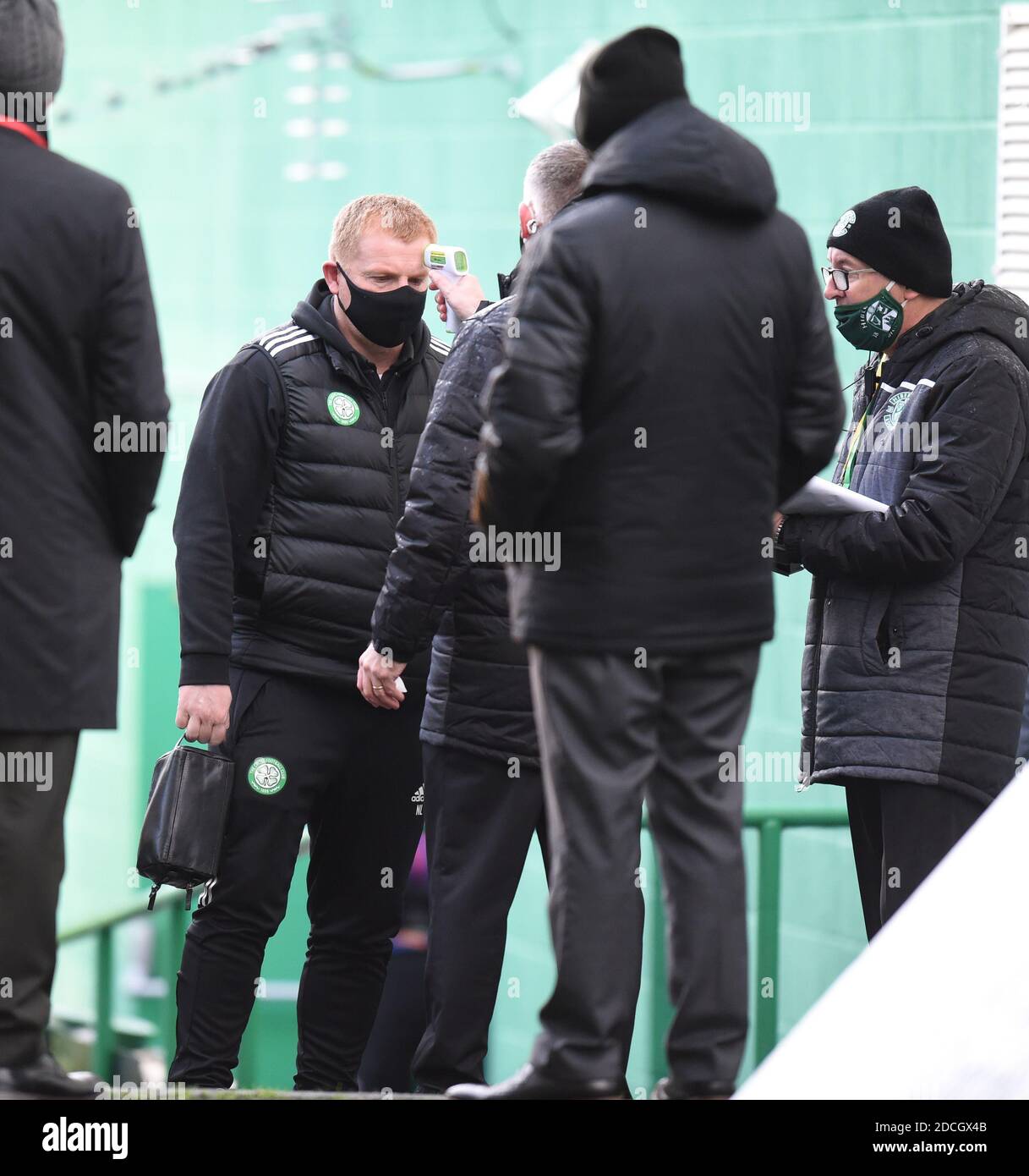 Easter Road Stadium.Edinburgh. Scotland.UK 21. November-20 Scottish Premership Match Hibernian vs Celtic Celtic Manager Neil Lennon Temperaturkontrolle bei Ankunft Ostern Straße Kredit: eric mccowat/Alamy Live News Stockfoto