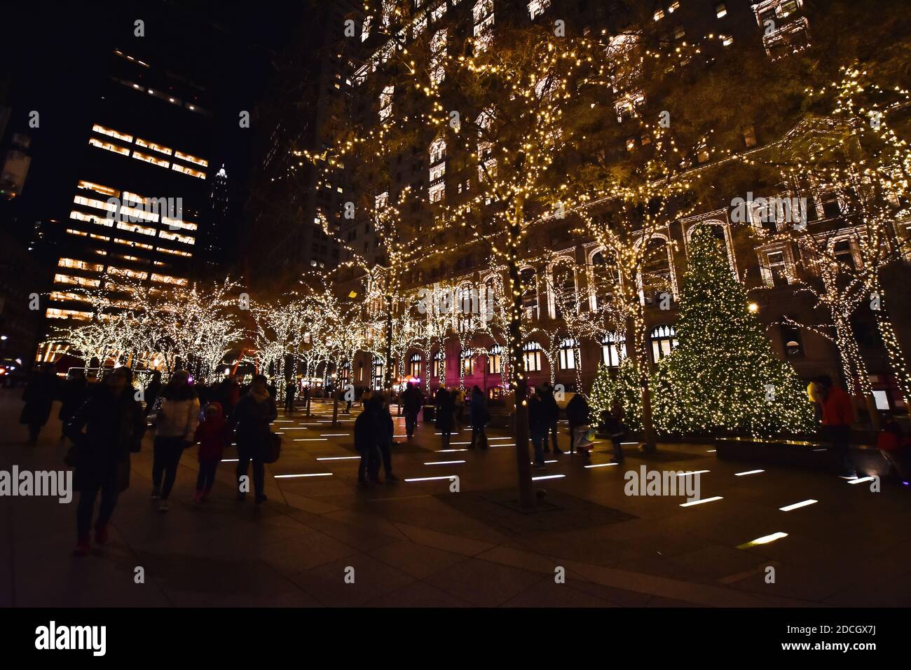 Weihnachtslichter im Zuccotti Park früher Liberty Plaza Park nahe dem World Trade Centers Memorial im Finanzviertel von Lower Manhattan, NY. Stockfoto