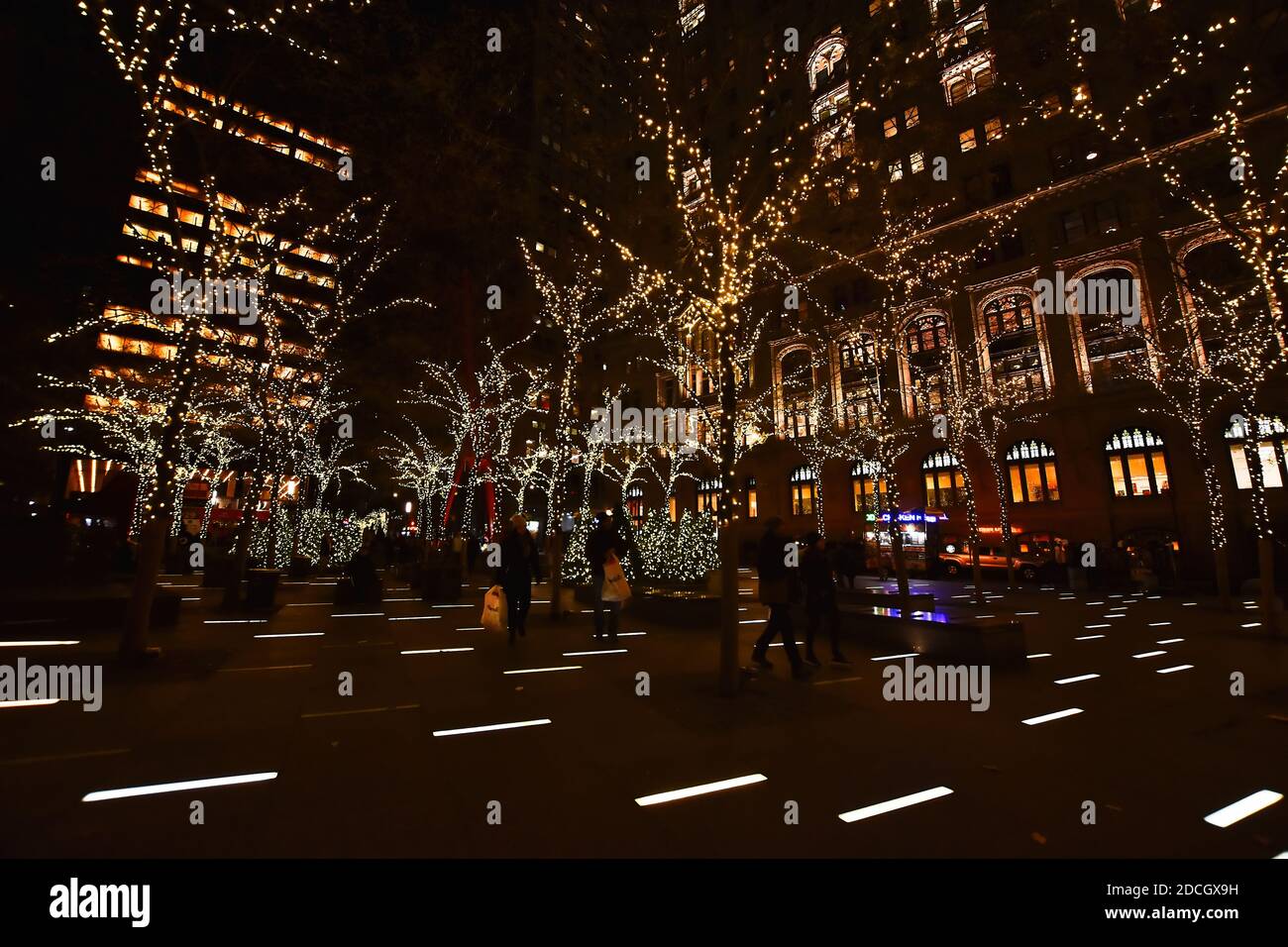 Weihnachtslichter im Zuccotti Park früher Liberty Plaza Park nahe dem World Trade Centers Memorial im Finanzviertel von Lower Manhattan, NY. Stockfoto