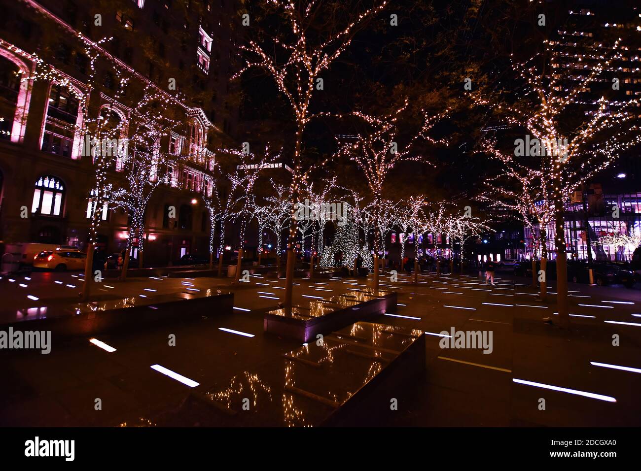 Weihnachtslichter im Zuccotti Park früher Liberty Plaza Park nahe dem World Trade Centers Memorial im Finanzviertel von Lower Manhattan, NY. Stockfoto