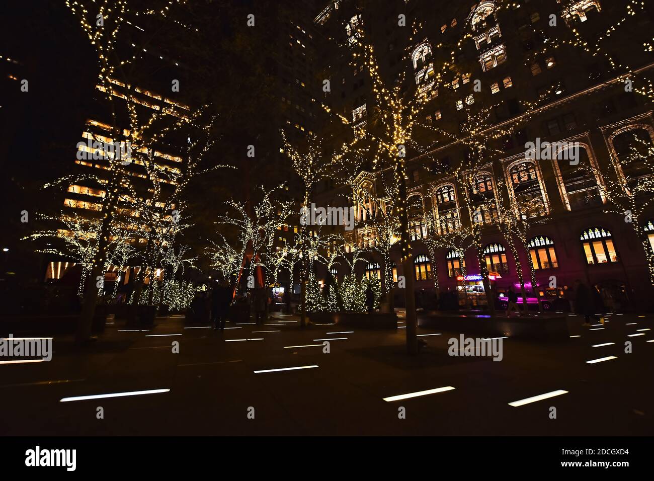 Weihnachtslichter im Zuccotti Park früher Liberty Plaza Park nahe dem World Trade Centers Memorial im Finanzviertel von Lower Manhattan, NY. Stockfoto