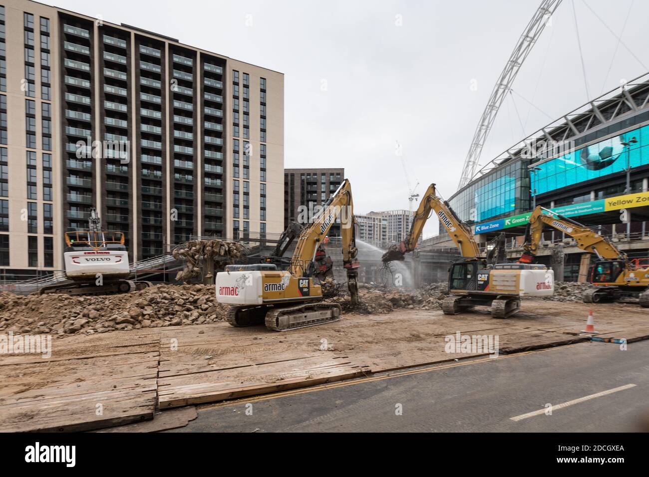 Wembley Stadium, Wembley Park, Großbritannien. 21. November 2020.die Arbeiten am Wochenende gehen weiter, um den legendären Radweg des Wembley Stadions abzureißen und Platz für neue olympische Stufen zu schaffen. Der Abriss des 46 Jahre alten Gehwegs Twin Ramp Fußgängerweges (erbaut 1974, um den Fußgängerzugang zum alten Stadion über einen nicht mehr existierenden Busparkplatz zu erleichtern) begann am Donnerstag, dem 19. November und der Verbindungsabschnitt wurde bereits abgebrochen. Nur ein Mangel an Metall und Schutt. Der Bau der Schritte, die die Menschen von der olympischen Straße zum Nationalstadion führen wird, ist bereits zu 25% abgeschlossen. Amanda Rose/ Stockfoto