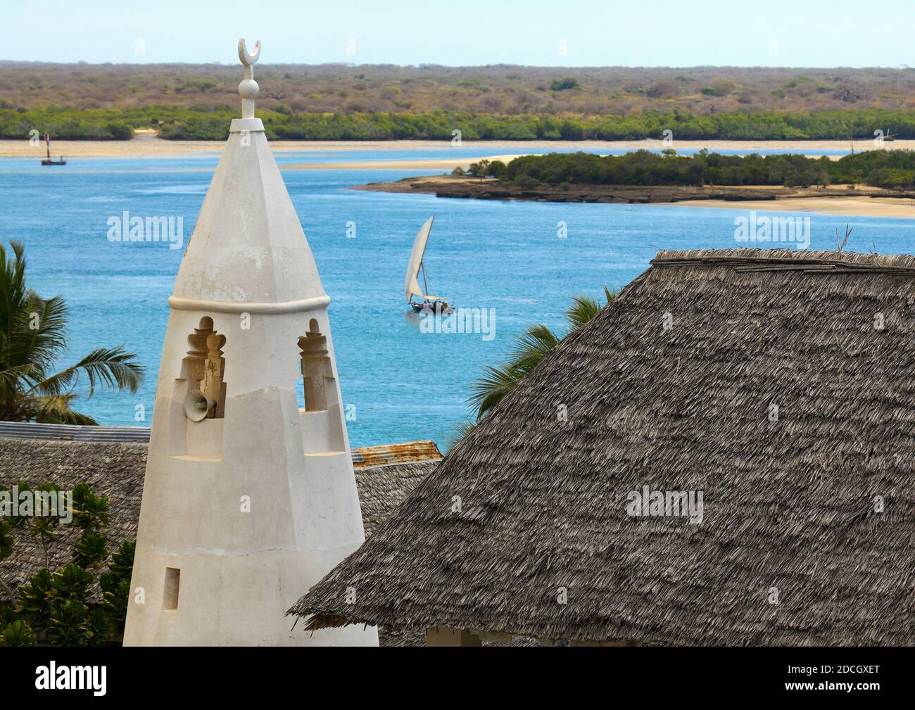 Ein Blick auf die freitagsmoschee über dem Kanal, Lamu County, Shela, Kenia Stockfoto
