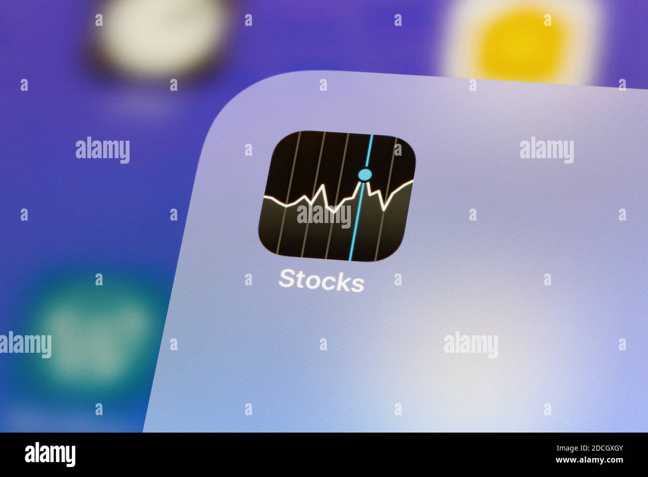 Ostersund, Schweden - 21. Nov 2020: Aktien im App Store. . Mit iCloud können Sie Ihre Watchlist, Marktdaten und Geschäftsnachrichten in Aktien anzeigen. Stockfoto