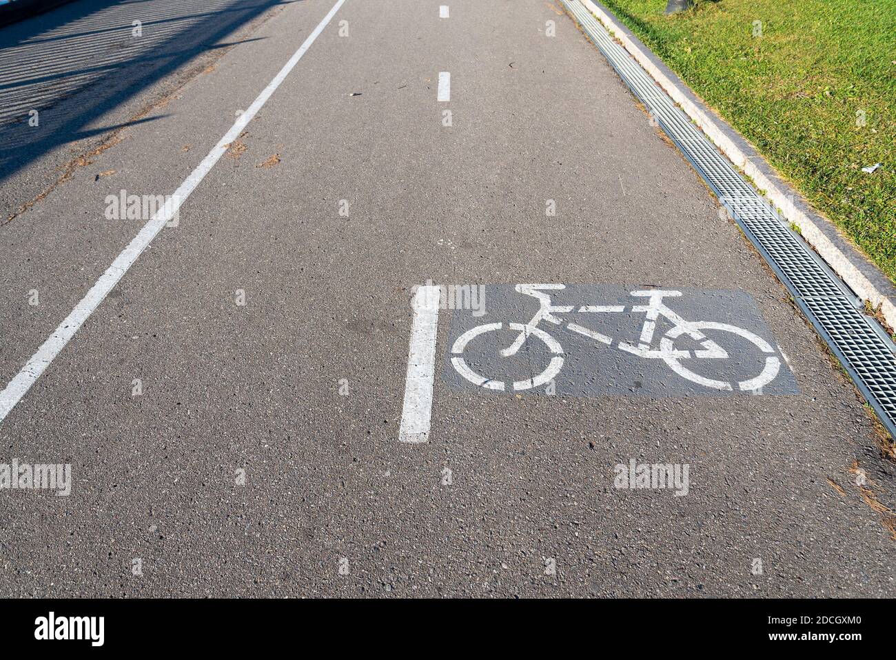 Radweg, Straße für Fahrräder zu Fuß Radweg im Sommer, Stadtpark. Das Konzept von Sport und Erholung. Stockfoto