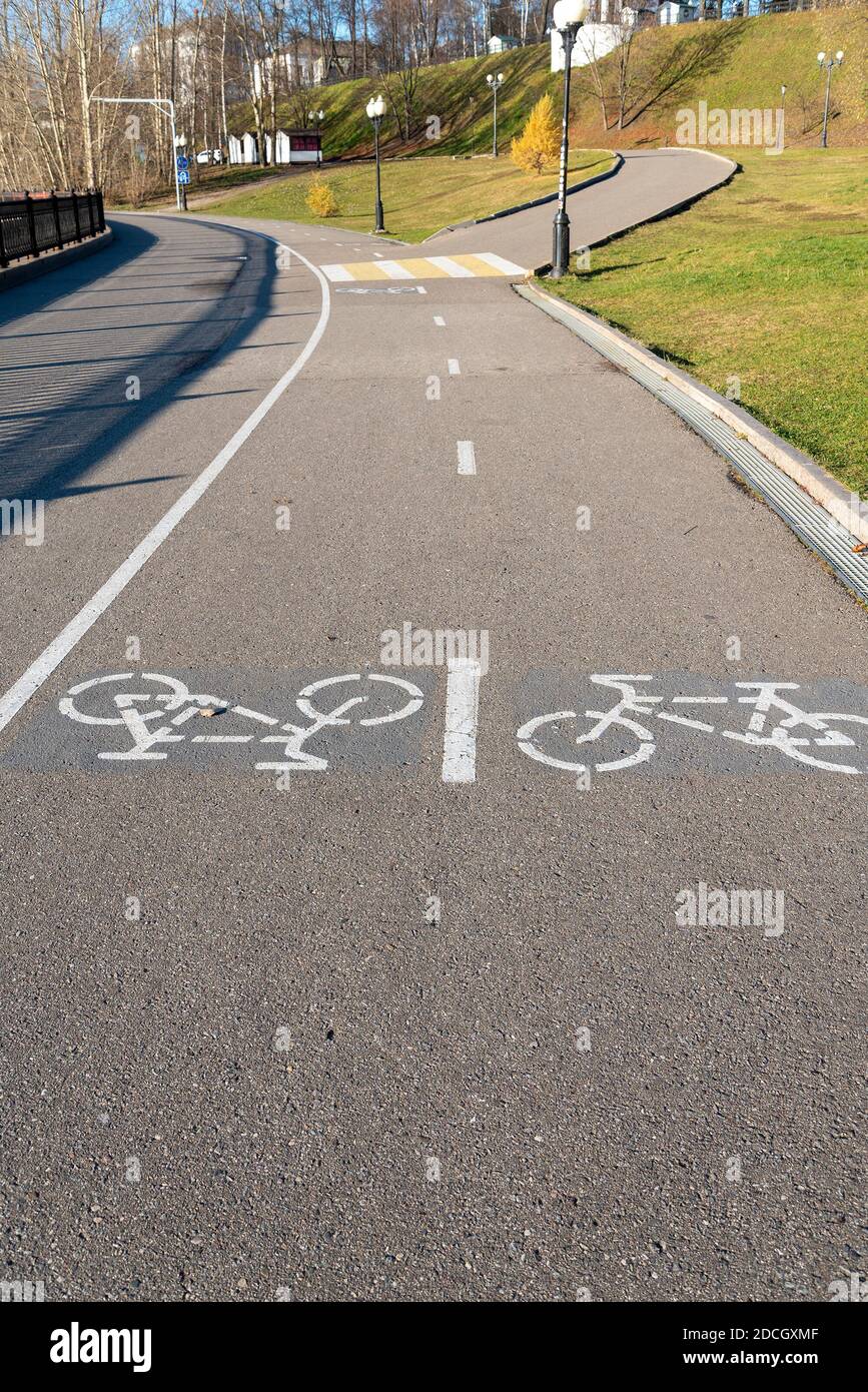 Radweg, Straße für Fahrräder zu Fuß Radweg im Sommer, Stadtpark. Das Konzept von Sport und Erholung. Stockfoto