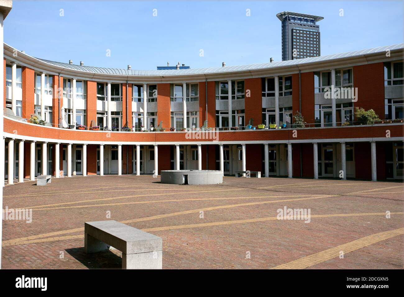 Den Haag, Niederlande. Bilder zwischen 2013 - 2017. Stationsbuurt Urban – Wohnerneuerung. „De Croissant“, Den Haag. ‘D Vom belgischen Architekten Charles Stockfoto