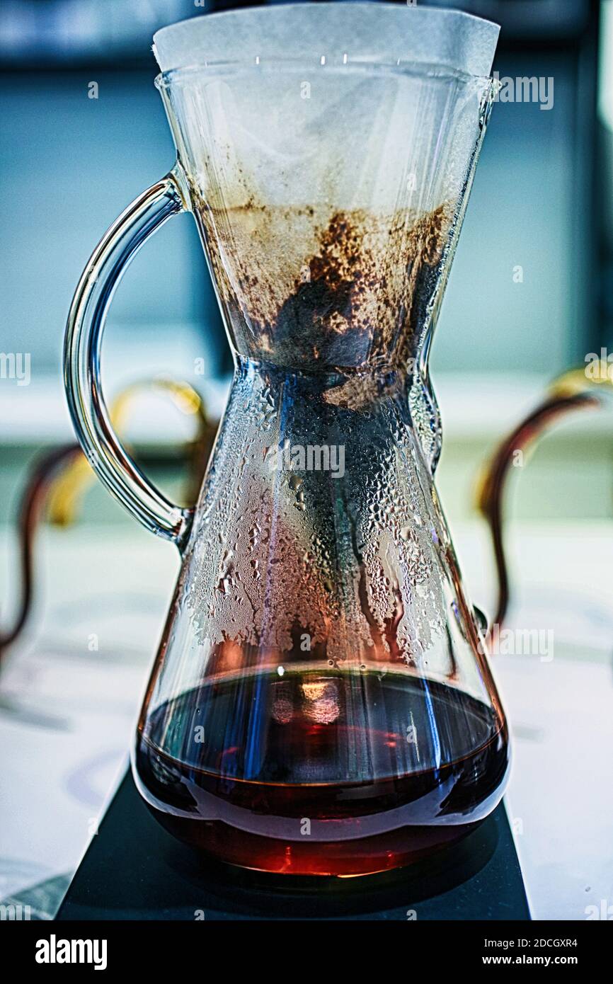 Frischer Kaffee, der nach der alternativen Methode chemex gebraut wird Stockfoto