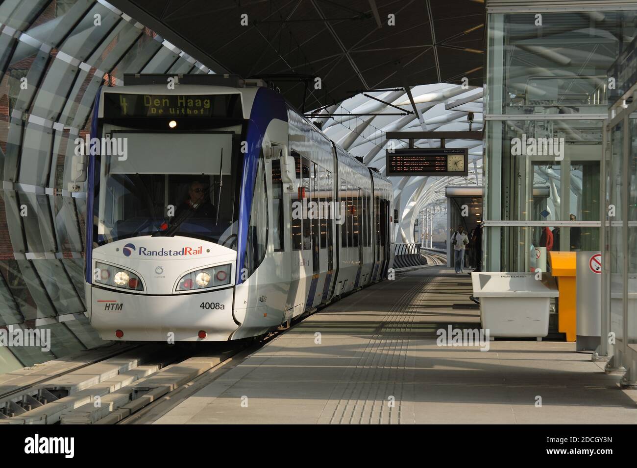 RandstadBahnhof, Beatrixkwartier, Den Haag, Niederlande. August 2019. Entworfen von ZJA Zwarts & Jansma Architects. Die räumliche Röhrenkons Stockfoto