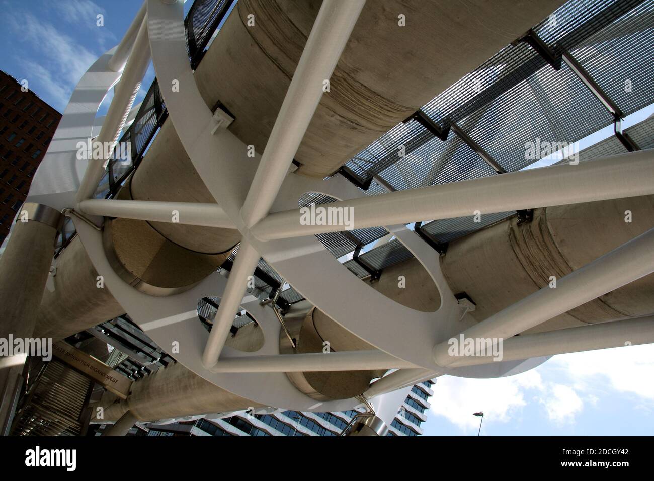 RandstadBahnhof, Beatrixkwartier, Den Haag, Niederlande. August 2019. Entworfen von ZJA Zwarts & Jansma Architects. Die räumliche Röhrenkons Stockfoto