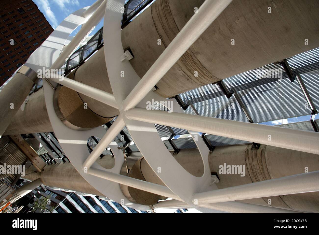 RandstadBahnhof, Beatrixkwartier, Den Haag, Niederlande. August 2019. Entworfen von ZJA Zwarts & Jansma Architects. Die räumliche Röhrenkons Stockfoto