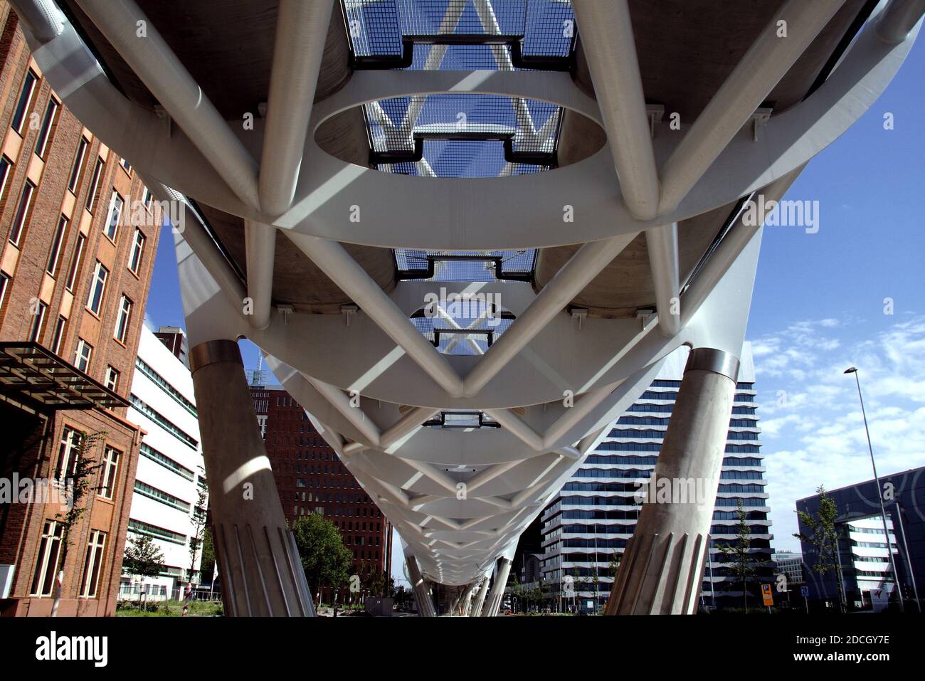 RandstadBahnhof, Beatrixkwartier, Den Haag, Niederlande. August 2019. Entworfen von ZJA Zwarts & Jansma Architects. Die räumliche Röhrenkons Stockfoto