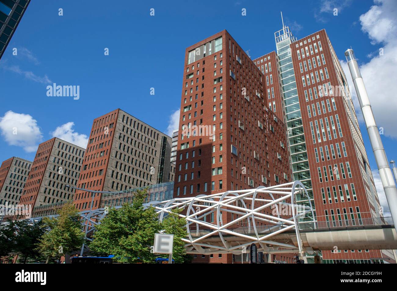 RandstadBahnhof, Beatrixkwartier, Den Haag, Niederlande. August 2019. Entworfen von ZJA Zwarts & Jansma Architects. Die räumliche Röhrenkons Stockfoto