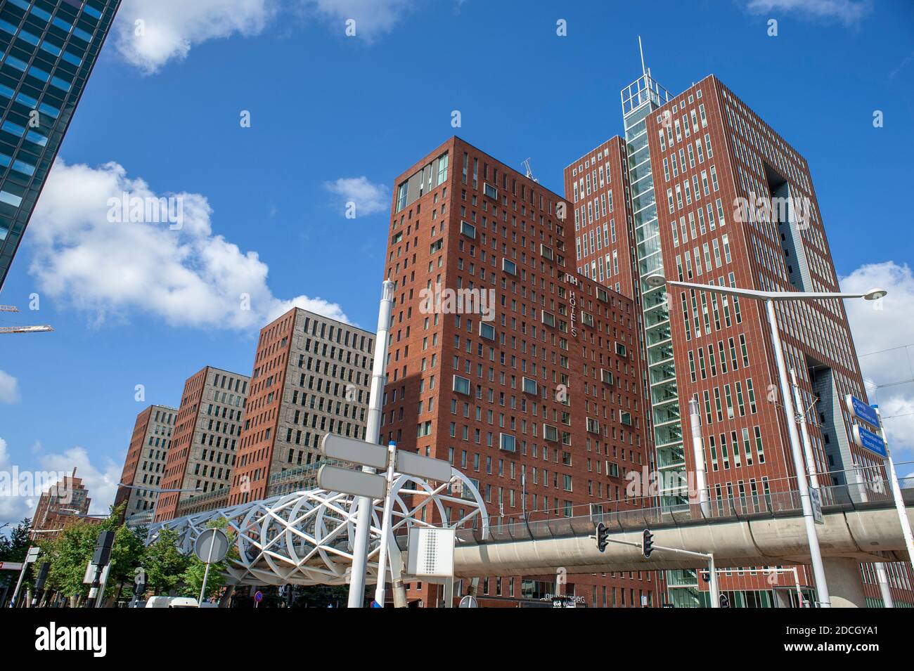 RandstadBahnhof, Beatrixkwartier, Den Haag, Niederlande. August 2019. Entworfen von ZJA Zwarts & Jansma Architects. Die räumliche Röhrenkons Stockfoto