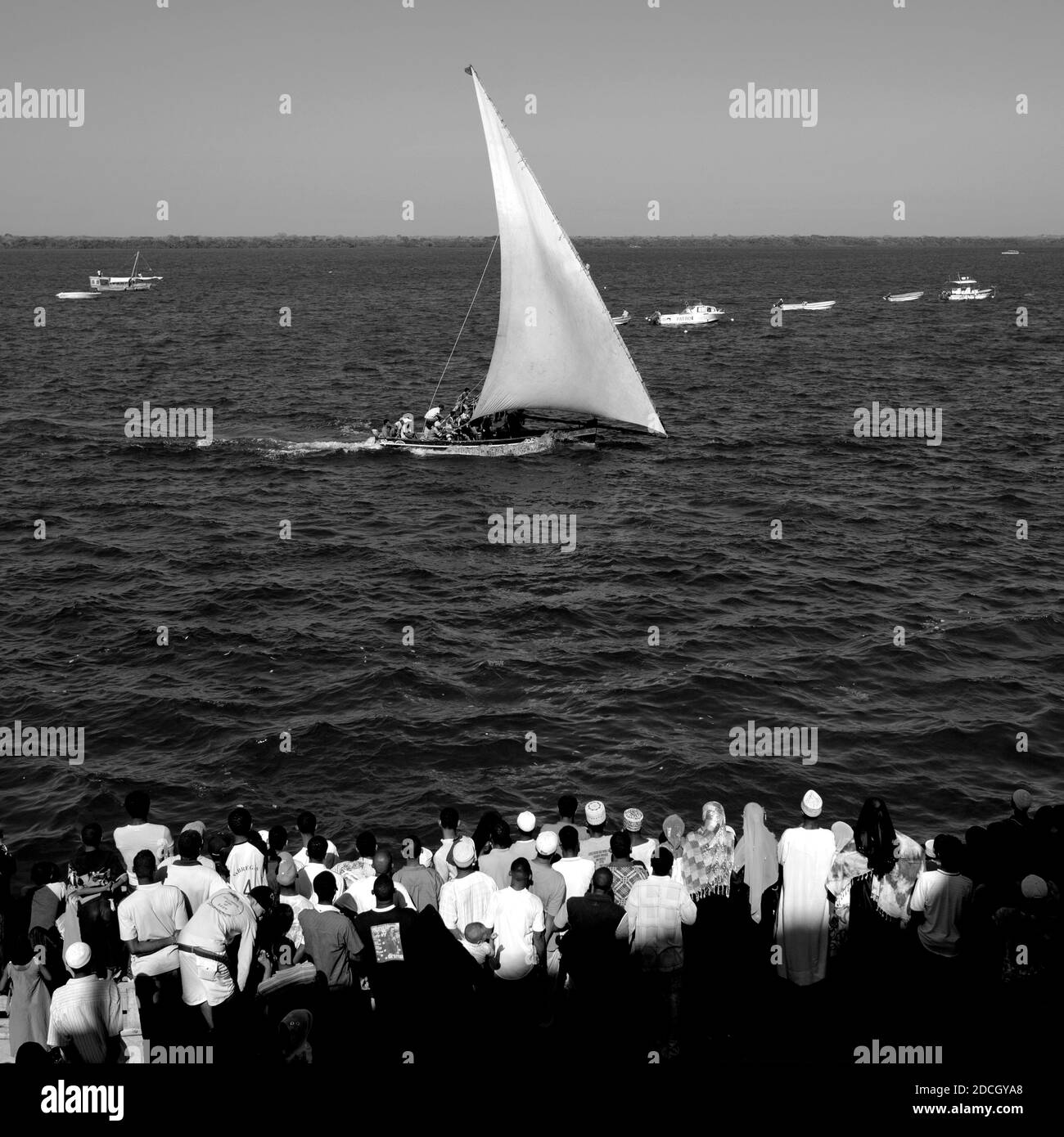 Dhow segelt auf dem indischen Ozean, Lamu County, Lamu, Kenia Stockfoto