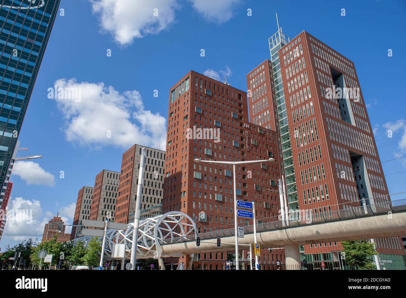 RandstadBahnhof, Beatrixkwartier, Den Haag, Niederlande. August 2019. Entworfen von ZJA Zwarts & Jansma Architects. Die räumliche Röhrenkons Stockfoto