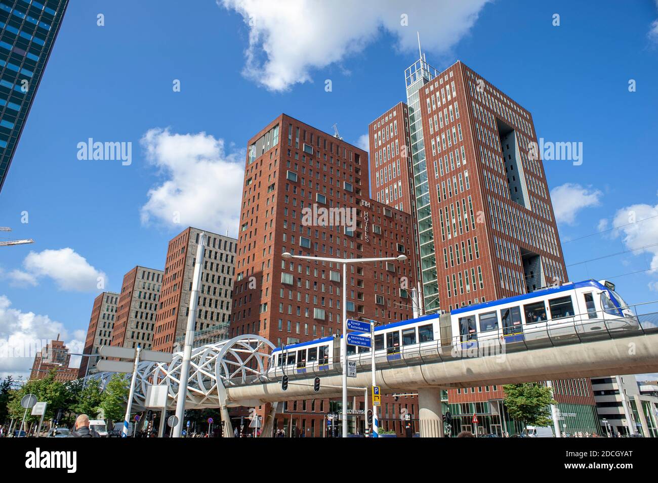 RandstadBahnhof, Beatrixkwartier, Den Haag, Niederlande. August 2019. Entworfen von ZJA Zwarts & Jansma Architects. Die räumliche Röhrenkons Stockfoto