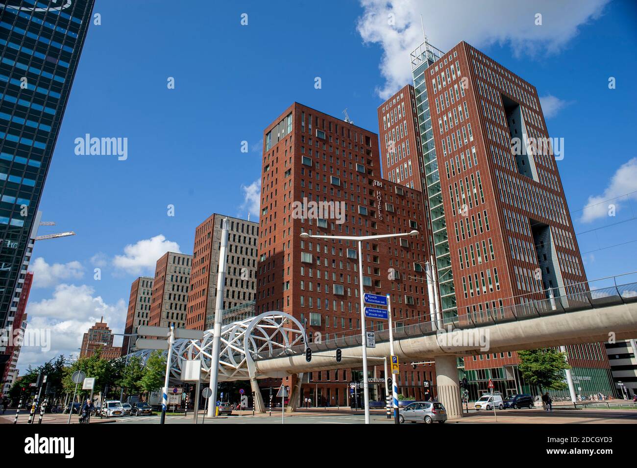 RandstadBahnhof, Beatrixkwartier, Den Haag, Niederlande. August 2019. Entworfen von ZJA Zwarts & Jansma Architects. Die räumliche Röhrenkons Stockfoto