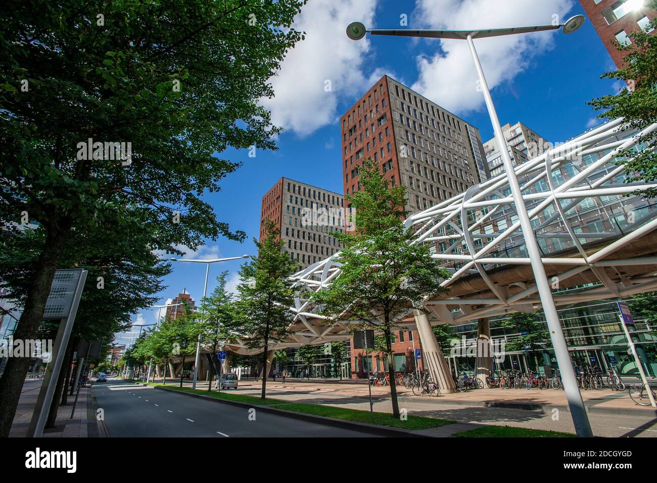 RandstadBahnhof, Beatrixkwartier, Den Haag, Niederlande. August 2019. Entworfen von ZJA Zwarts & Jansma Architects. Die räumliche Röhrenkons Stockfoto