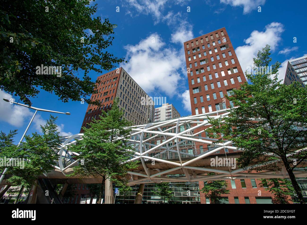 RandstadBahnhof, Beatrixkwartier, Den Haag, Niederlande. August 2019. Entworfen von ZJA Zwarts & Jansma Architects. Die räumliche Röhrenkons Stockfoto