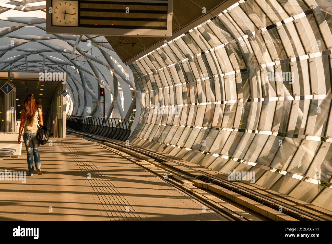 RandstadBahnhof, Beatrixkwartier, Den Haag, Niederlande. August 2019. Entworfen von ZJA Zwarts & Jansma Architects. Die räumliche Röhrenkons Stockfoto