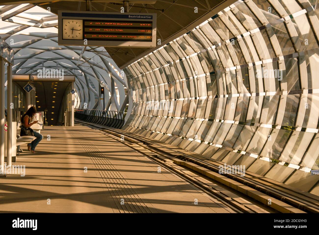 RandstadBahnhof, Beatrixkwartier, Den Haag, Niederlande. August 2019. Entworfen von ZJA Zwarts & Jansma Architects. Die räumliche Röhrenkons Stockfoto