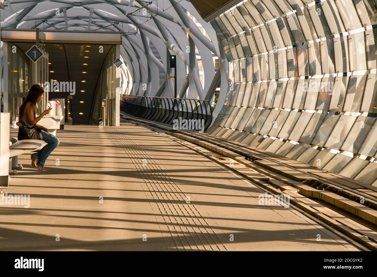 RandstadBahnhof, Beatrixkwartier, Den Haag, Niederlande. August 2019. Entworfen von ZJA Zwarts & Jansma Architects. Die räumliche Röhrenkons Stockfoto