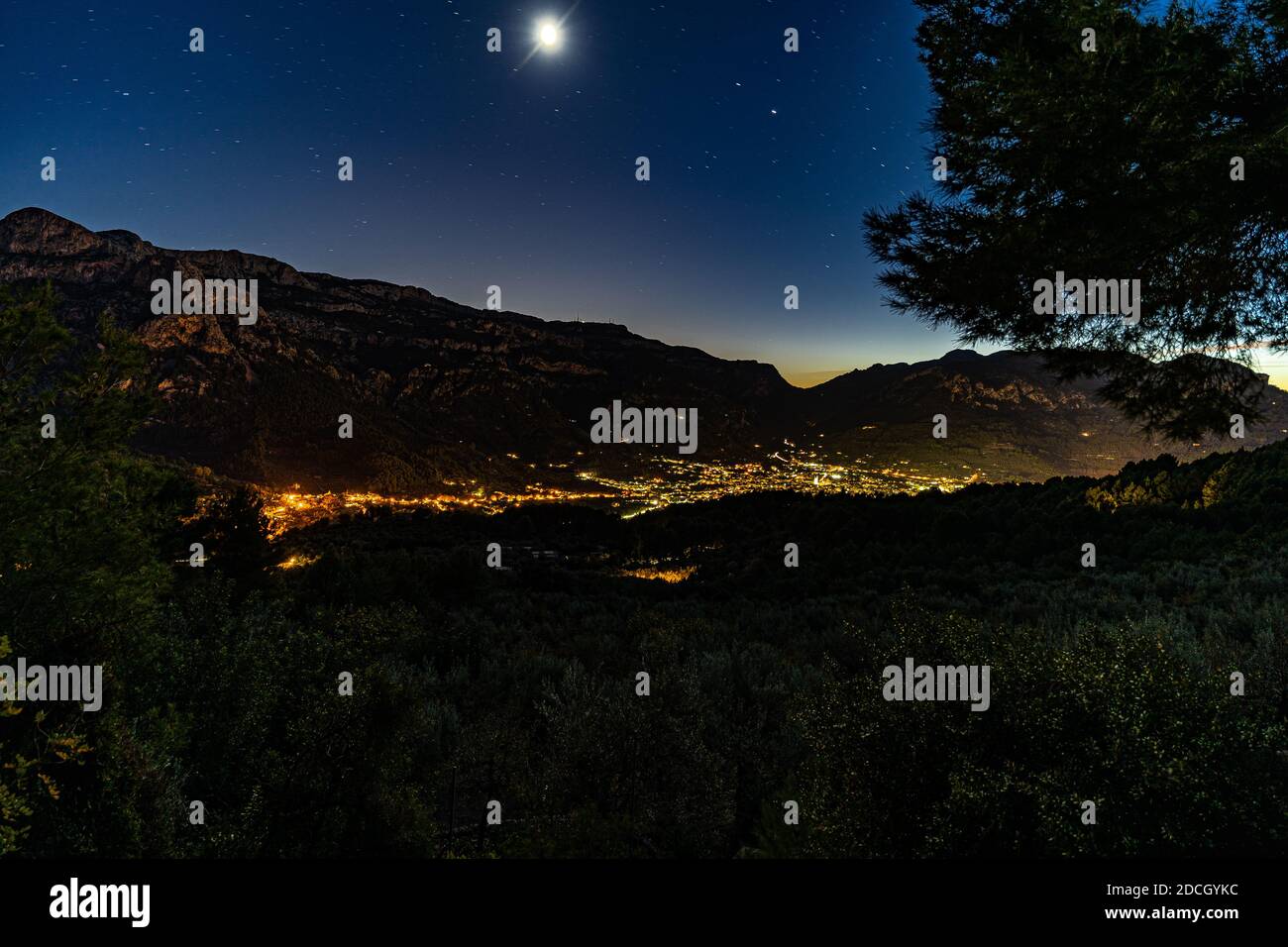 Spektakuläres Bild des Sóller-Tals mit der Stadt beleuchtet von der Serra de Tramuntana Straße, auf Mallorca, Spanien. Stockfoto