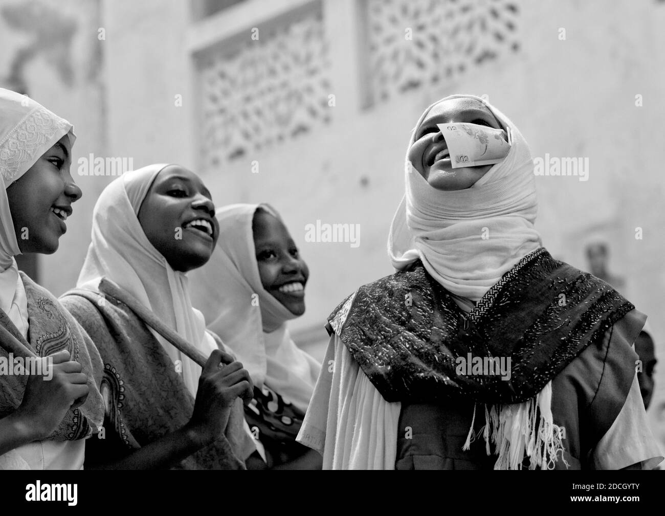 Junge muslimische Mädchen singen während des Maulid Festivals, Lamu County, Lamu, Kenia Stockfoto