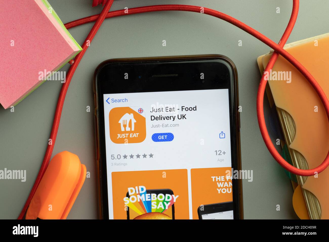 New York, Vereinigte Staaten - 7 November 2020: Just Eat Food Delivery UK App Store Logo auf dem Telefonbildschirm, illustrative Editorial. Stockfoto