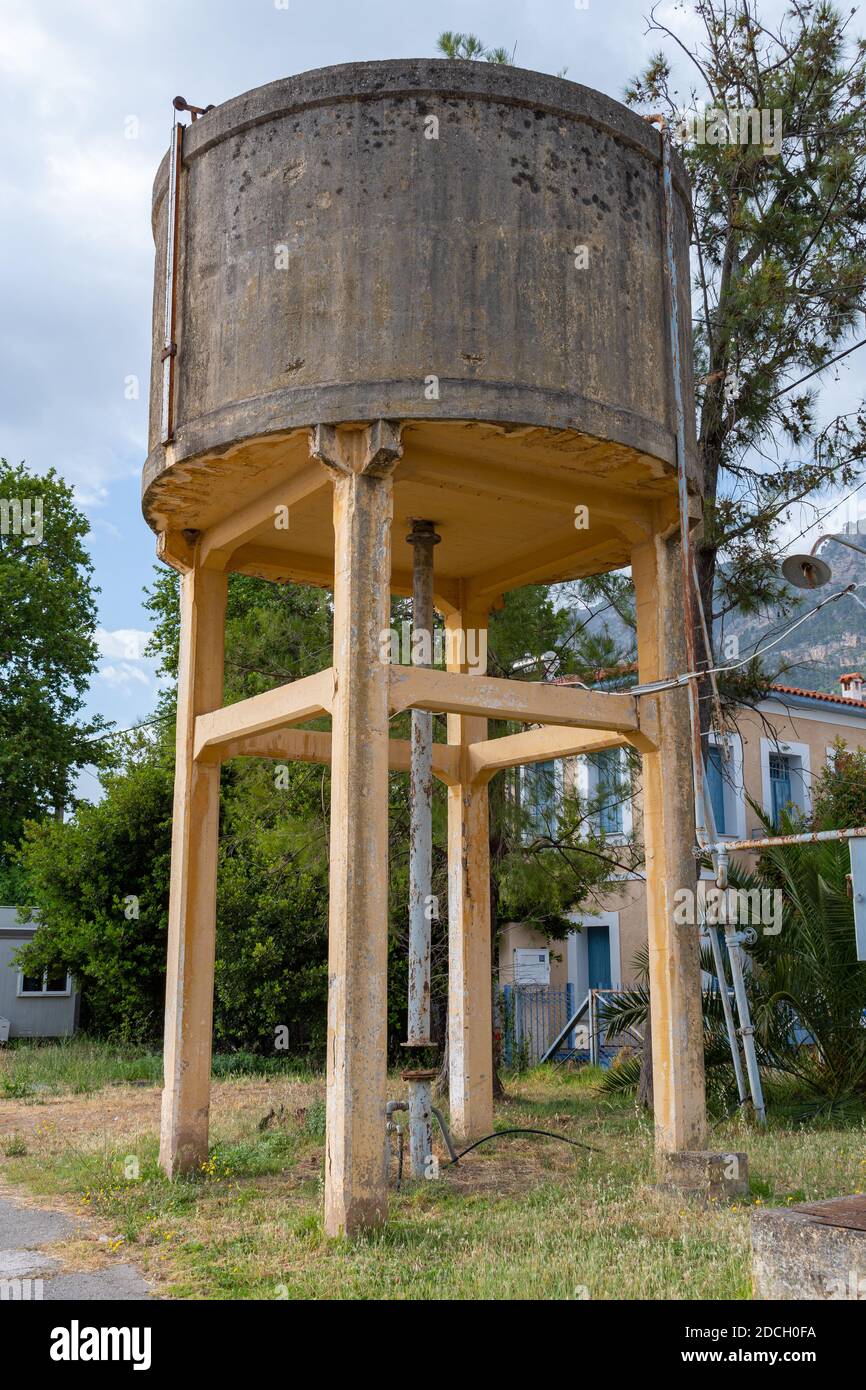 Alter Wasserturm in der Nähe von Bahngleisen Stockfoto