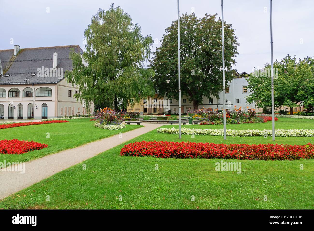 Editorial: WELS, OBERÖSTERREICH, ÖSTERREICH, 18. August 2020 - Schloss Wels und sein Garten vom Eingang aus gesehen Stockfoto
