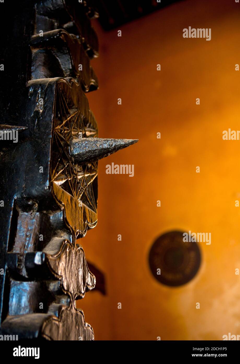 Detail einer geschnitzten Holztür, Lamu County, Lamu, Kenia Stockfoto