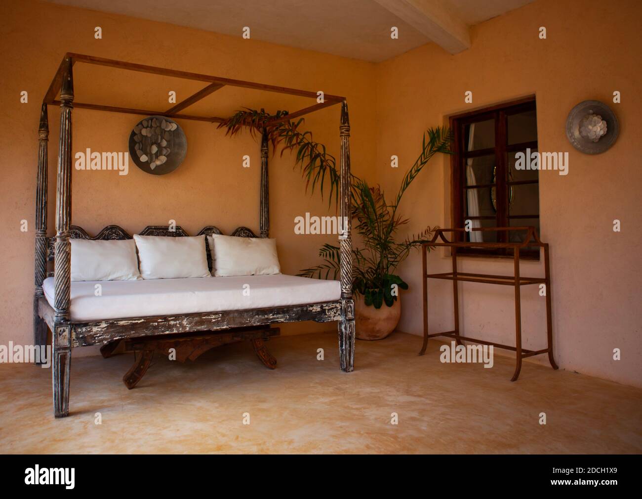 Schlafzimmer in einer Treppe in einem swahili-Haus, Lamu County, Lamu, Kenia Stockfoto
