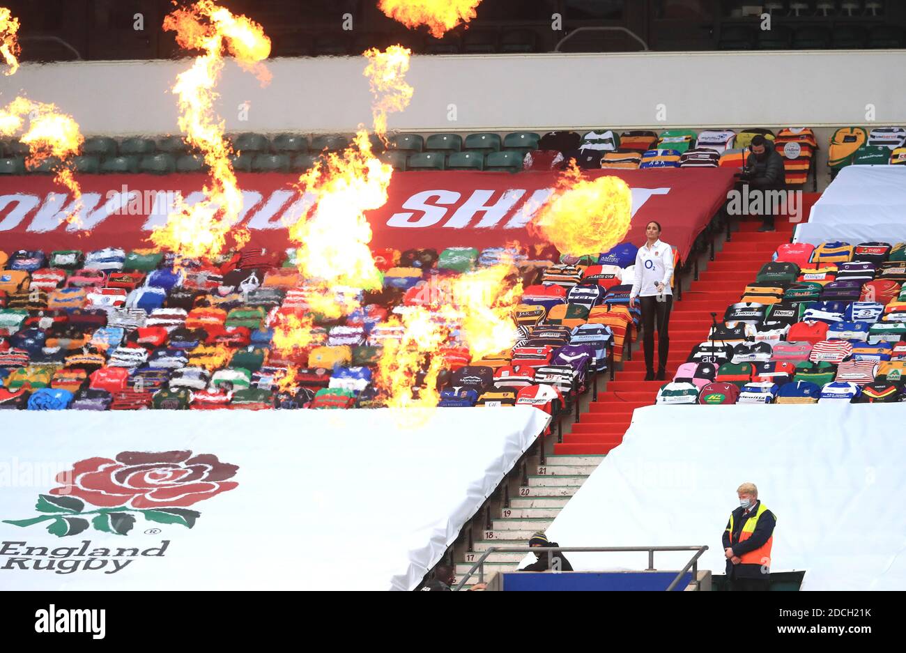 Laura Wright spielt die britische Nationalhymne auf den Tribünen, während Pyrotechnik vor dem Spiel des Herbstnationen-Cups im Twickenham Stadium in London aufbricht. Stockfoto