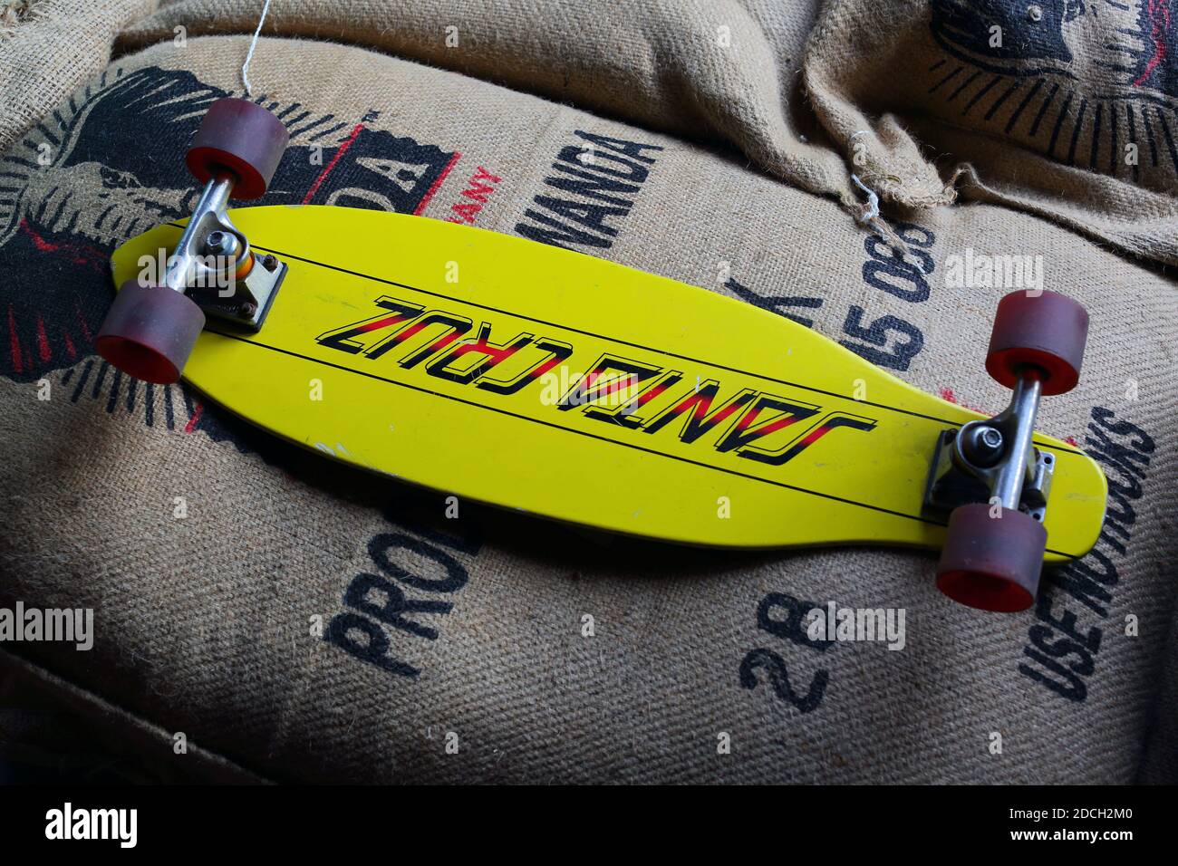 VEREINIGTE STAATEN / Kalifornien / Oakland /Coffee Style /Skateboard mit Kaffee been Säcke . Stockfoto