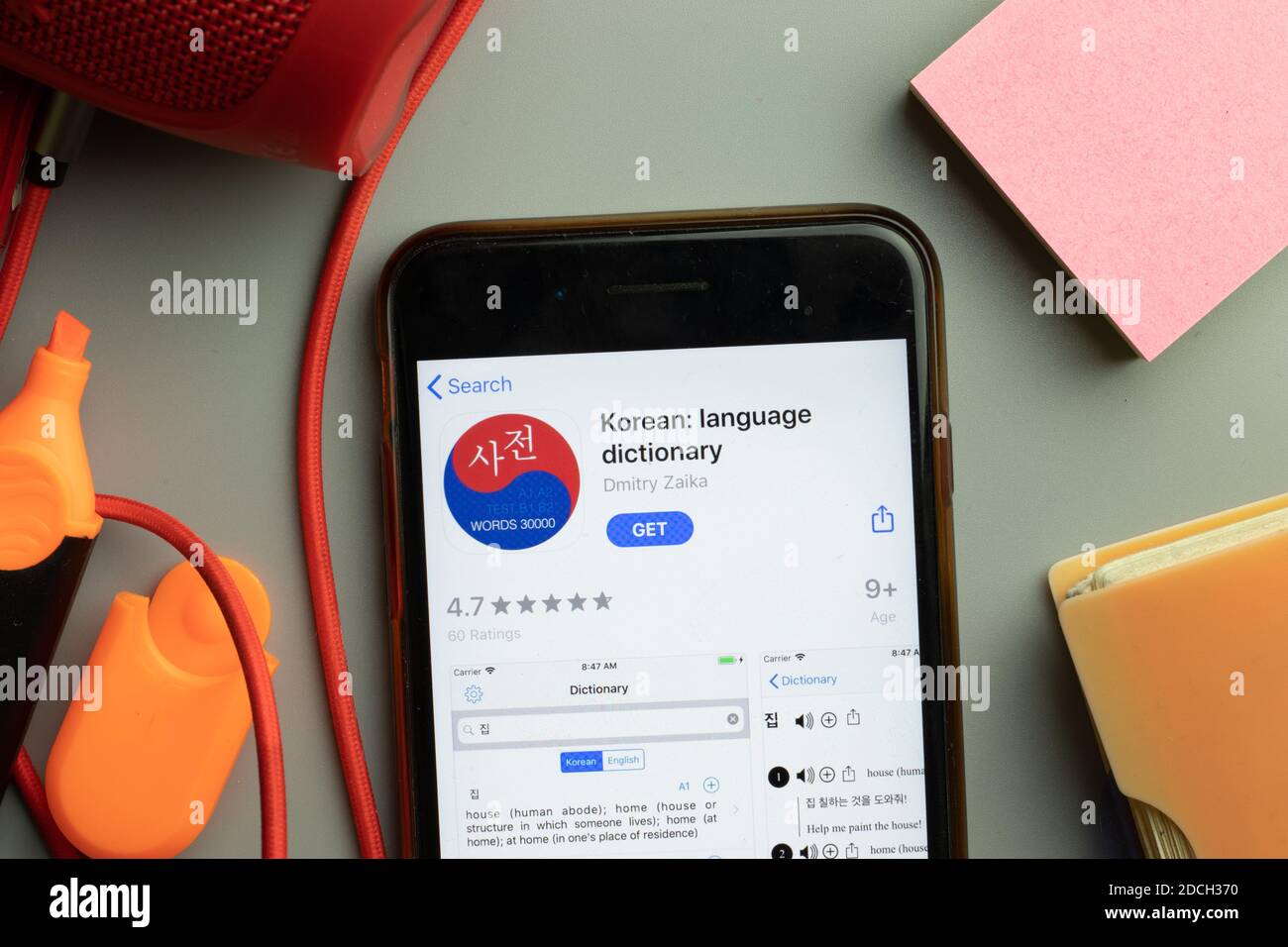 New York, USA - 7. November 2020: Nahaufnahme des Telefonbildschirms mit Logo der mobilen App für koreanische Wörterbücher auf dem Display, illustrative Editorial. Stockfoto