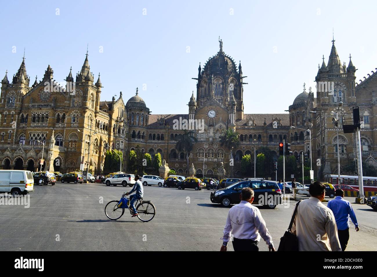 Mumbai, Maharashtra, Indien - Dezember, 2016: Menschen überqueren Fußgänger und Autos auf dem Straßenverkehr gegenüber von Chhatrapati Shivaji Terminus CST Gebäude Stockfoto