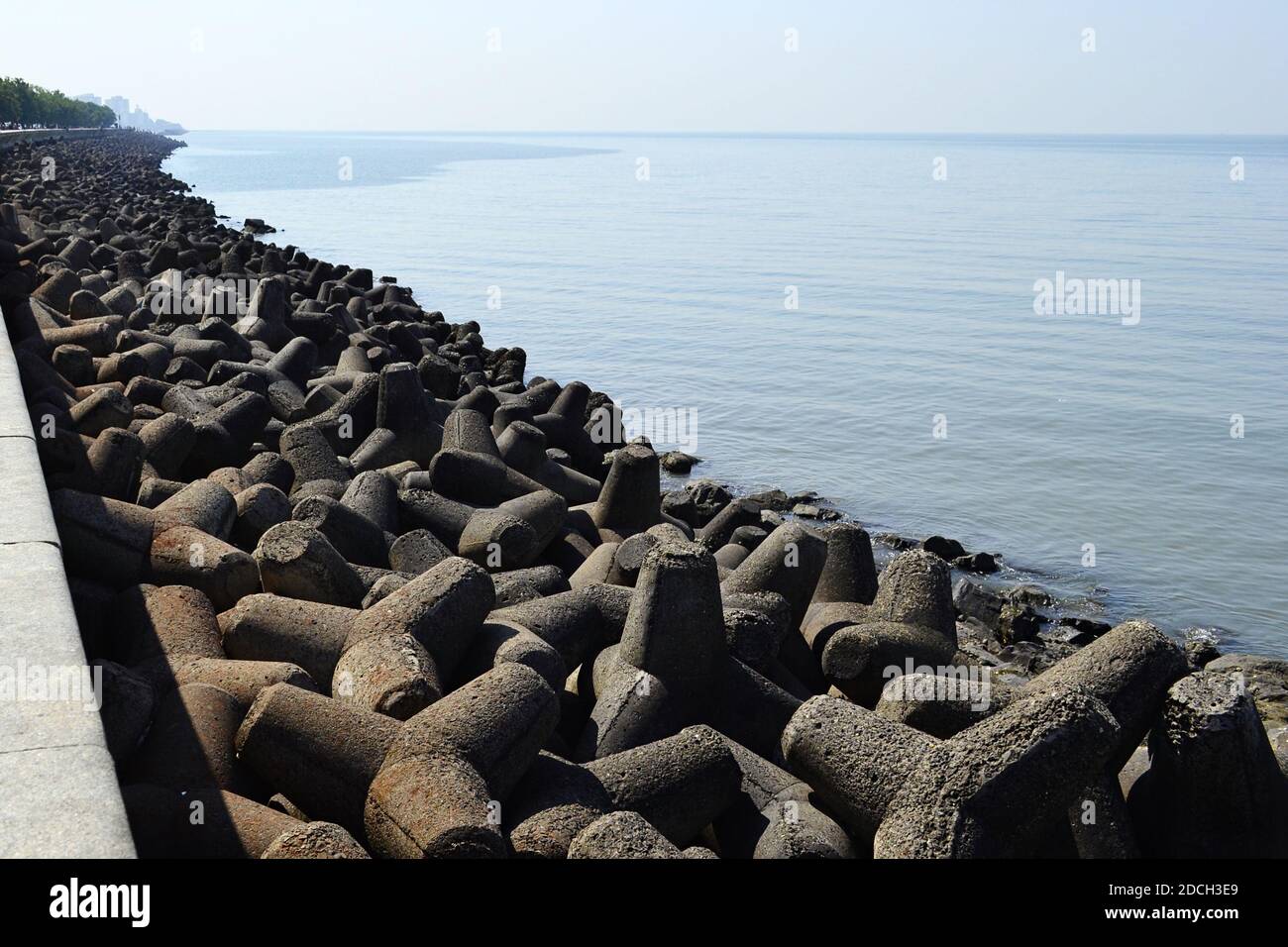 Betonwellenbrecher entlang der Promenade an der Küste in der Nähe der Marine Drive Road. Back Bay ist Teil des Arabischen Meeres in der Nähe von Mumbai, Indien. Stockfoto