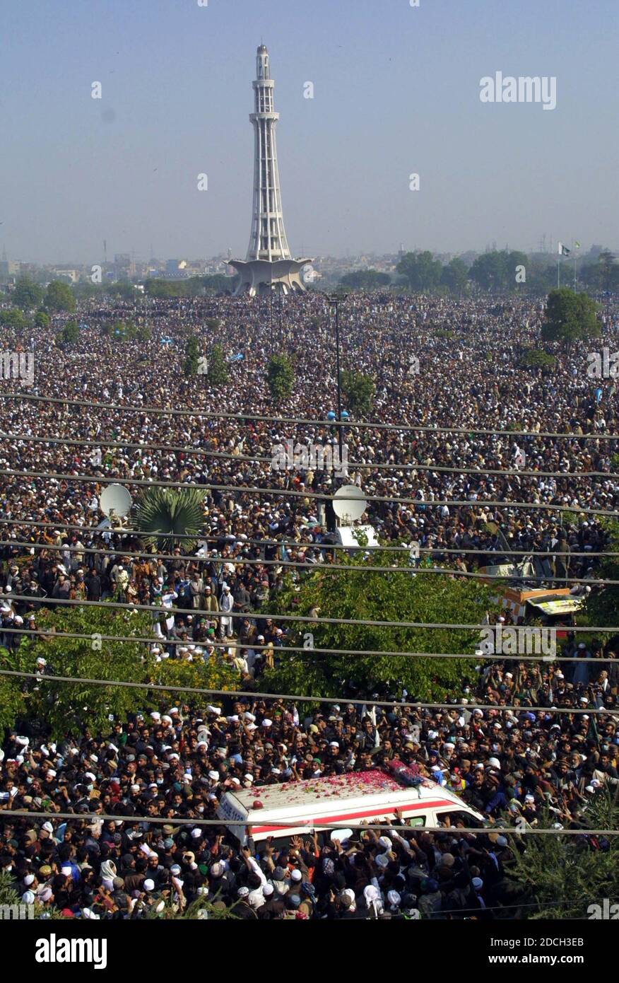 Eine große Anzahl von Menschen versammelten sich am Begräbnisgebet von Allama Khadim Hussain Rizvi Chef von Tehreek-e-Labbaik Pakistan (TLP) am Samstag, 21. November 2020 in Minar-e-Pakistan in Lahore statt. Die Begräbnisgebete für Tehreek-i-Labbaik Pakistan (TLP) Chef Allama Khadim Hussain Rizvi, der am Donnerstagabend verstorben ist, wurden in Lahores Minar-i-Pakistan angeboten. Stockfoto